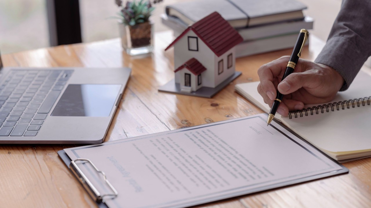 Compound living checklist to  to compare amenities, lease terms, hidden costs, rules, and maintenance before you sign.